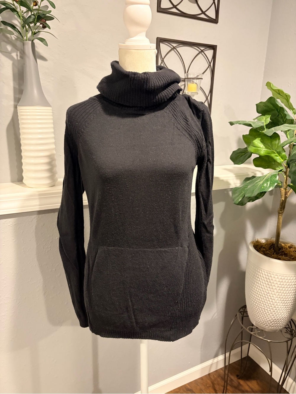 Black Lululemon Turtleneck Sweater with Kangaroo Pocket Size 4